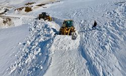 Şirvan’da çığ alarmı: Köy yolu gece saatlerinde yeniden ulaşıma açıldı