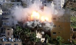 Siyonist işgalciler, El Halil'de şehit İmran el-Atraş'ın ailesinin evini yıktı