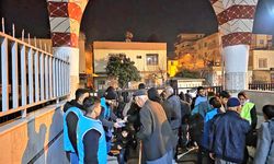 Tarsus’ta Hür Gençlik’ten Miraç Kandili’nde cami cemaatine lokum ikramı