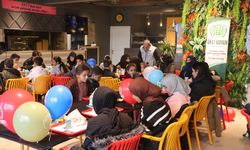 Umut Kervanı Şanlıurfa’dan yetim ve öksüz çocuklara döner ve pizza ikramı