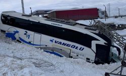 Van’da yolcu otobüsü ile kar temizleme aracı çarpıştı: 19 yaralı
