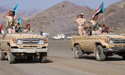 Yemen'in doğusunda ayrılıkçılar, mevzileri tanınmış hükümet yanlısı güçlere devretmeye başladı