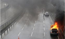 Yenikapı’da seyir halindeki araç alev aldı, trafik tek şeride düşürüldü