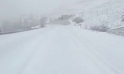 Yoğun kar ve tipi nedeniyle Pınarbaşı-Malatya karayolu trafiğe kapatıldı