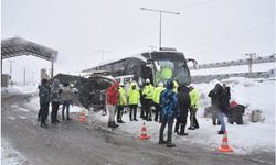 Yolcu otobüsü polis kontrol noktasına daldı, 4 yaralı