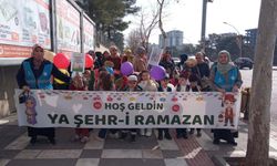 4-6 yaş Kur'an kursu miniklerinden Ramazan yürüyüşü
