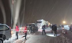 Ağrı-İran kara yolu ulaşıma kapandı, ekipler gece boyunca çalıştı