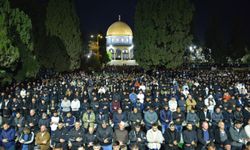 Aksa'da Ramazan direnişi: 100 bin Müslüman işgalcilerin engeline rağmen saf tuttu