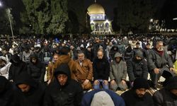 Aksa'da teravih ve yatsı coşkusu: İşgalcilerin engeline rağmen saflar doldu