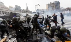 Arjantin’de Milei karşıtı protestolarda sokaklar savaş alanına döndü