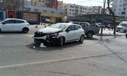 Batman'da iki otomobilin çarpıştığı kazada maddi hasar oluştu