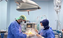 Batman'da kemik yetersizliği olan hastaya sinüs lift ameliyatı yapıldı
