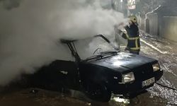 Batman'da park halindeki otomobil alev aldı