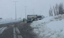  Bingöl’de kayganlaşan yolda tır şarampole girdi