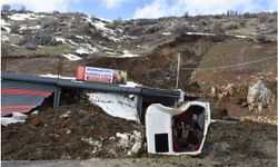 Bitlis’te iş yerleri heyelanın altında kaldı