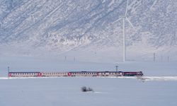 Bitlis'te karla bütünleşen tren yolculuğunda kartpostallık görüntüler