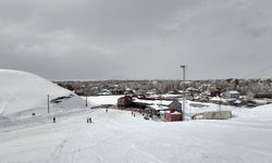 Cemre suya düştü ama Ağrı'da soğuklardan kayak pistinde kış mesaisi sürüyor