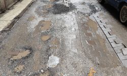 Diyarbakır sokaklarında kar ve su çekilince çöken yollar gün yüzüne çıktı