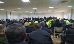 Diyarbakır'da maaşlarını eksik alan belediye işçileri iş bırakma kararı aldı