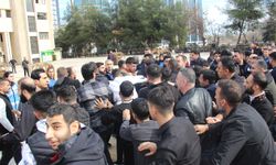 Diyarbakır'daki taksiciler büyükşehir belediyesi önünde eylemde