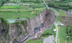 Endonezya'da hızla yayılan devasa obruk endişelere yol açıyor