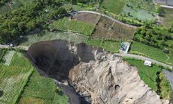 Endonezya'daki dev obruğun genişliği 30 bin metrekareyi aştı