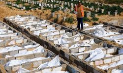 Gazze'de kimliği belirsiz şehitler defnedildi