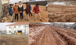 İdil'de okul yolları çamur deryasına döndü, öğrenciler okula ulaşmakta zorlanıyor