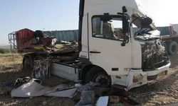 İran'da kamyon ile otomobil çarpıştı: 6 ölü