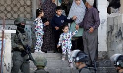 İşgalciler Filistinli aileyi evini kendi elleriyle yıkmaya zorladı