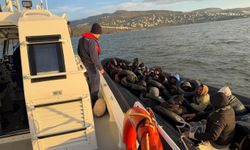 İzmir açıklarında lastik bottaki 33 düzensiz göçmen yakalandı