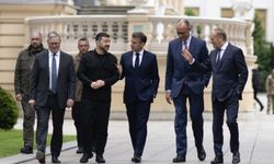 Macron, bazı Avrupa ülkelerinin Rusya ile diyaloğu yeniden başlatmasını önerdi