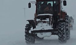 Malatya'da kar nedeniyle mahsur kalan sürücüyü köylüler kurtardı