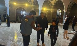 Mersin'de Hür Gençlik tarafından Berat Kandili’nde cami cemaatine ikram 