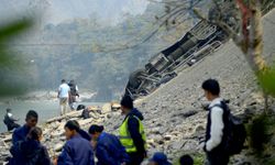 Nepal'de yolcu otobüsü nehre düştü: 19 ölü, 24 yaralı