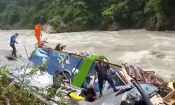 Nepal'de yolcu otobüsü uçuruma yuvarlandı: 13 ölü, 34 yaralı
