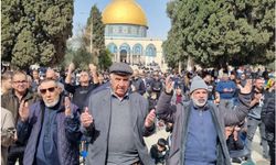 On binlerce Filistinli Şaban ayının son cumasını Mescidi Aksa’da eda etti