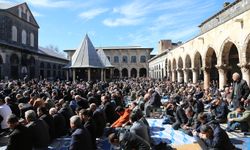 Ramazan ayının ilk cumasında binlerce kişi 5. Harem-i Şerif’te saf tuttu