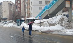 Sağanak yağış Bitlis’te yolları göle çevirdi: Vatandaşlar yetkililere tepki gösterdi