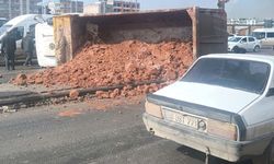 Şanlıurfa’da kontrolden çıkan kamyon ortalığı savaş alanına çevirdi