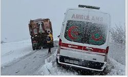 Siirt’te hasta almaya giden ambulans kar nedeniyle yolda mahsur kaldı