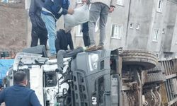 Siirt’te kontrolden çıkarak devrilen kamyonun sürücüsü yaralandı