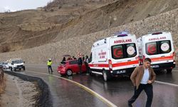 Siirt'te öğrenci servisi ile otomobil çarpıştı: 6 yaralı