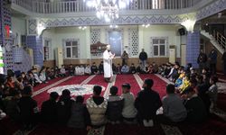 Teravih namazına camiye gelen çocuklara çeşitli ikramlar sunuluyor