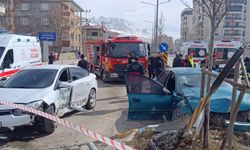 Van'da iki otomobil çarpıştı: 5 kişi yaralandı