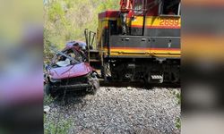 ABD'de hemzemin geçitte tren minibüse çarptı: 5 ölü