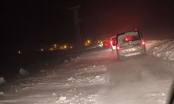 Ağrı’da kar geçit vermedi, vatandaşlar köy yolundan geri döndü