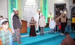 Ağrı’da Ramazan ayının neşesi, minik ellere tatlı ikramı yapılıyor