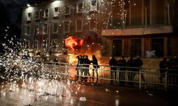 Arnavutluk'ta siyasi gerilim sokaklara yansıdı: Protestocular başbakanın konutunu hedef aldı