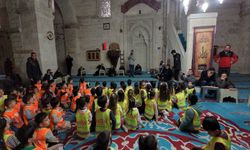 Asırlık camide yaşlılara anlamlı ziyaret